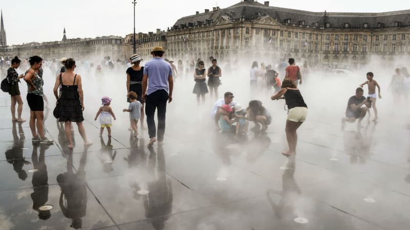 Des habitants de Bordeaux tentent de se rafraîchir dans le miroir d'eau, le 27 mai 2017