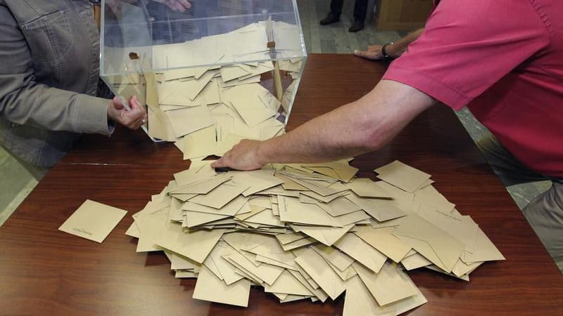 La stratégie du "front républicain" censée faire barrage au Front national fait l'objet d'un débat lundi au lendemain de l'élection législative partielle de Villeneuve-sur-Lot remportée par l'UMP et marquée par un score élevé du FN. /Photo d'archives/REUT