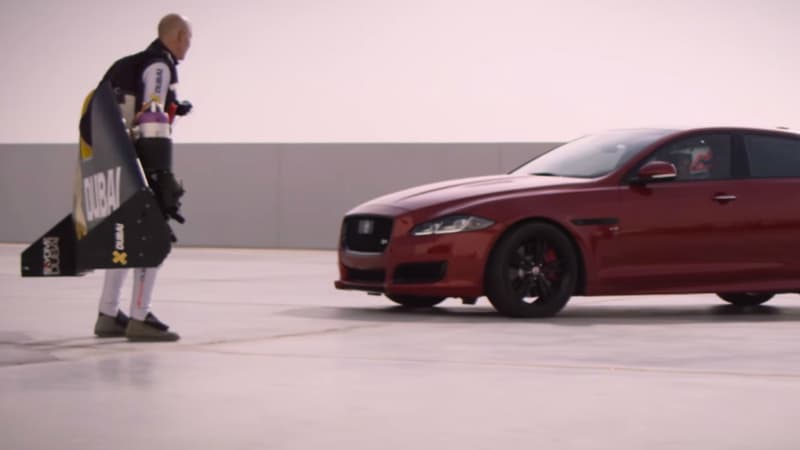 Une course folle dans le désert entre un homme volant et un ancien pilote de F1, c'est dans une vidéo surprenante produite par Jaguar.