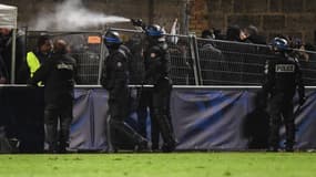 Des CRS face aux supporters toulousains, à Saint Pryvé le 4 janvier 2020