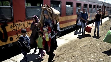 Des réfugiés syriens à leur arrivée dimanche dans le village de Tabanovce, en Macédoine.