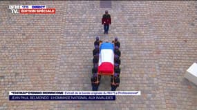 Le cercueil de Jean-Paul Belmondo sort sous les applaudissements et au au son de "Chi Mai" du film "Le Professionnel"