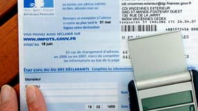 Selon un sondage CSA pour Le Parisien, une majorité (53%) des Français serait favorable à la suppression simultanée de l'impôt sur la fortune (ISF) et du bouclier fiscal. /Photo d'archives/REUTERS
