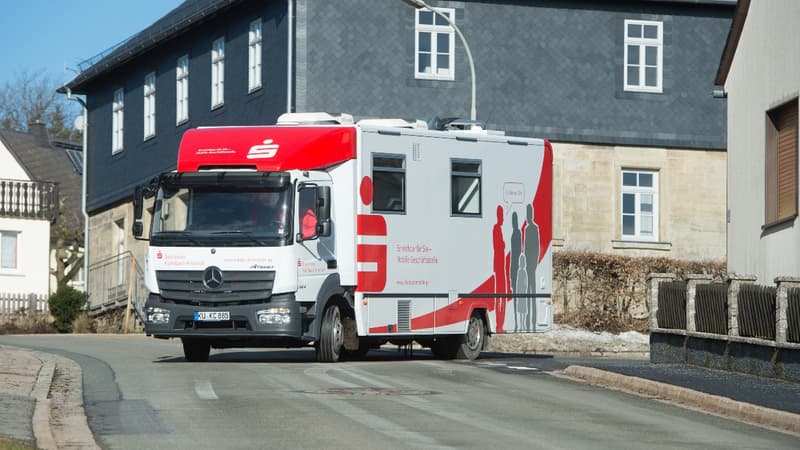 La "Sparkasse" de Kronach-Kulmbach a lancé en 2015 ce concept d'agence itinérante qui a parcourt plus de 20.000 kilomètres par an. 