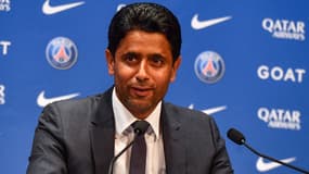 Nasser Al-Khelaïfi tout sourire pendant une conférence de presse du PSG, juillet 2022