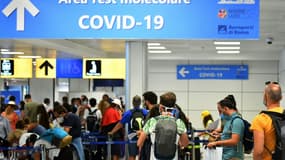 Des voyageurs font la queue pour passer un test du coronavirus à leur arrivée à l'aéroport de Rome-Fiumicino, le 16 août 2020