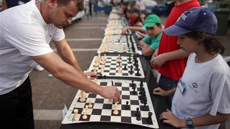 Un grand maître israélien a battu le record du monde des parties simultanées aux échecs, détenu jusqu'ici par un Iranien. Alik Gershon a eu raison de 454 des 523 adversaires qu'il a affrontés pendant 20 heures d'affilée sur la place Yitzhak Rabin à Tel Av