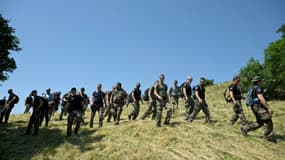 Des gendarmes participent aux recherches d'Emile, deux ans et demi, le 10 juillet 2023 au Vernet, dans les Alpes-de-Haute-Provence