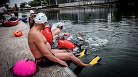 Des baigneurs nagent dans la Seine, au niveau de l'Île-Saint-Denis