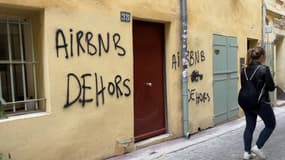 Depuis le début de l'année, de nombreux tags et affichages militants dénoncent le nombre de logements de type Airbnb à Marseille.