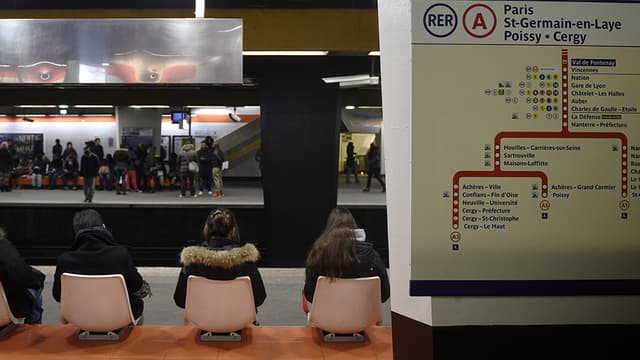 Des usagers du RER A attendent leur train sur les quais de la station Fontenay-sous-Bois, dans le Val-de-Marne.