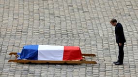 Emmanuel Macron s'incline devant le cercueil de "l'ultime héros des Compagnons de la Libération", Hubert Germain, décédé à l'âge de 101 ans, durant un hommage national à l'Hôtel des Invalides à Paris, le 15 octobre 2021

