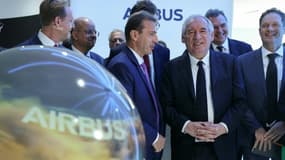 Guillaume Faury, PDG d'Airbus (c,g) au pavillon Airbus en présence du Premier ministre François Bayrou (c,d), le 16 juin 2025 au salon du Bourget, près de Paris