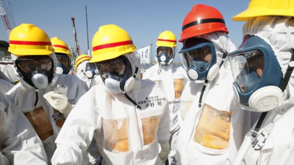 Le Premier ministre japonais Shinzo Abe (casque rouge) à Fukushima en octobre 2013. Le Premier ministre japonais Shinzo Abe (casque rouge) à Fukushima en octobre 2013.