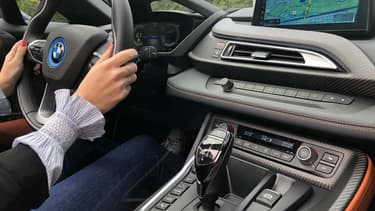 Le bouton pour décapoter se trouve près du rétroviseur central. La planche de bord reprend les éléments classiques des habitacles actuels de BMW.