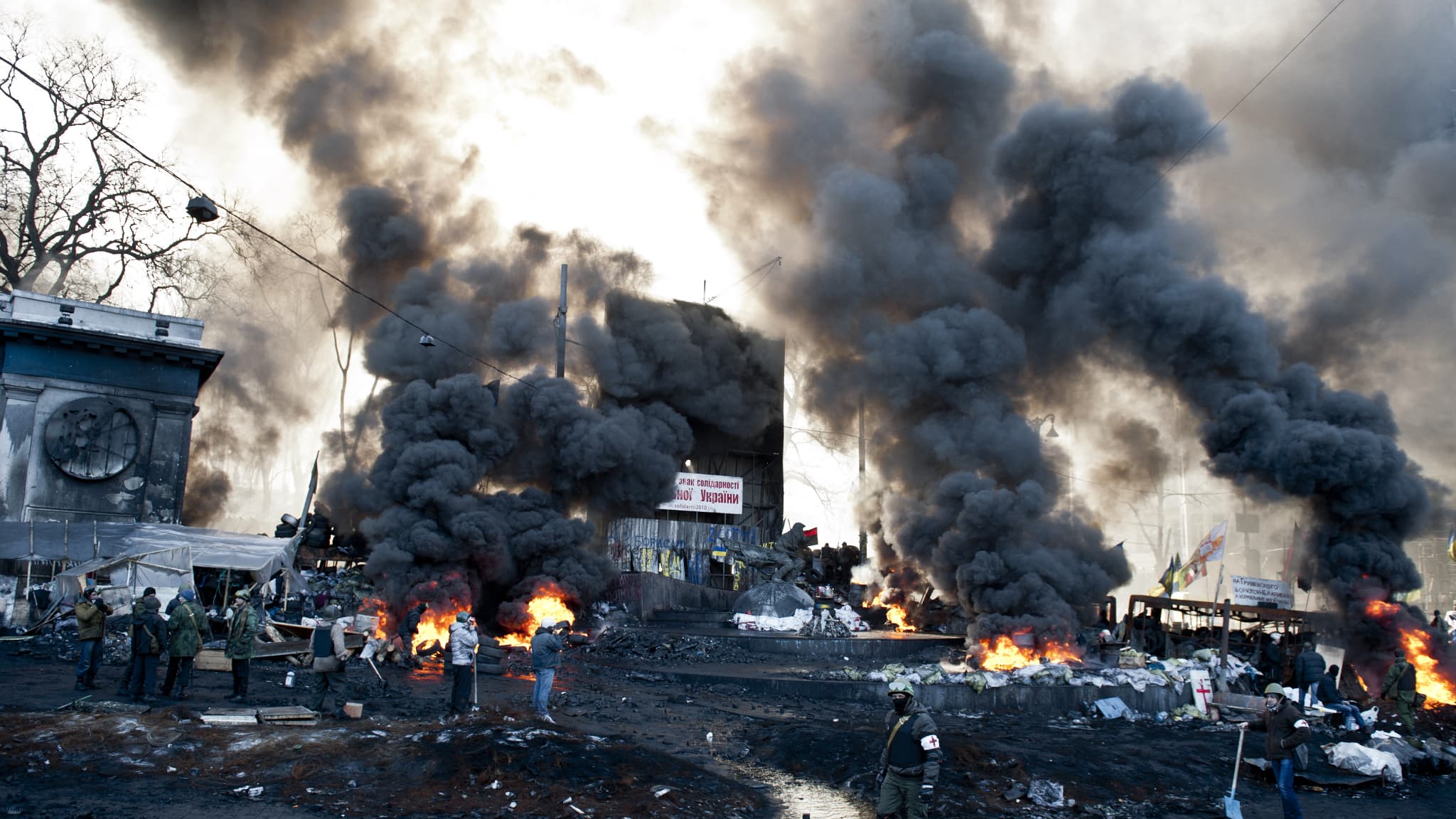 Des manifestants devant des barricades en feu lors d'affrontements avec la police à Kiev, lors de la révolution de Maïdan, le 18 février 2014.