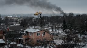 De la fumée survole Bakhmout après une frappe, dans l'est de l'Ukraine, le 3 février 2023