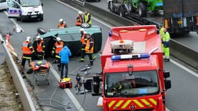 Des pompiers portent secours à un automobiliste accidenté, le 14 janvier 2014, près de Roubaix. (photo d'illustration)