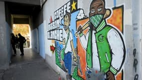Des policiers arrêtent des membres présumés d'un réseau de trafic de drogue dans un point de vente de la cité Maison-Blanche, dans les quartiers nord de Marseille, le 11 décembre 2023