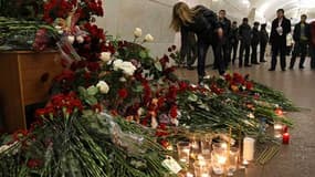 Fleurs et bougies déposées à la station de métro Loubianka, frappée lundi par un attentat suicide. Le bilan du double attentat suicide perpétré lundi dans le métro de Moscou est passé à 39 morts mardi, tandis que les habitants de la capitale russe observe