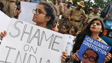 Des étudiants et des activistes pendant une manifestation contre la loi sur la citoyenneté du gouvernement à Bangalore, le 16 décembre 2019