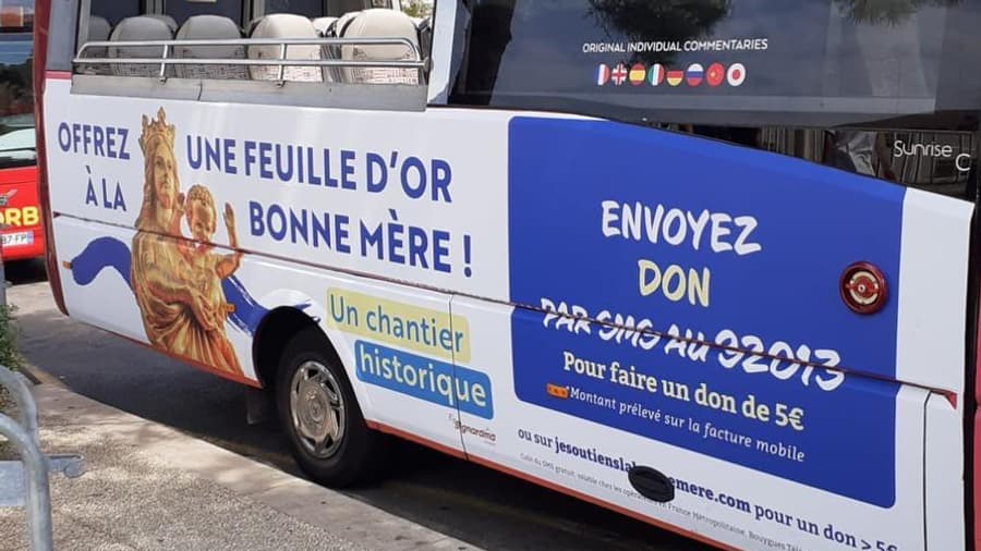 Un bus Colorbus garé en bas de la basilique