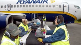 Des bagagistes chargent des valises d'un vol de Ryanair, le 14 avril 2003 sur le tarmac de l'aéroport de Paris-Beauvais-Tillé  