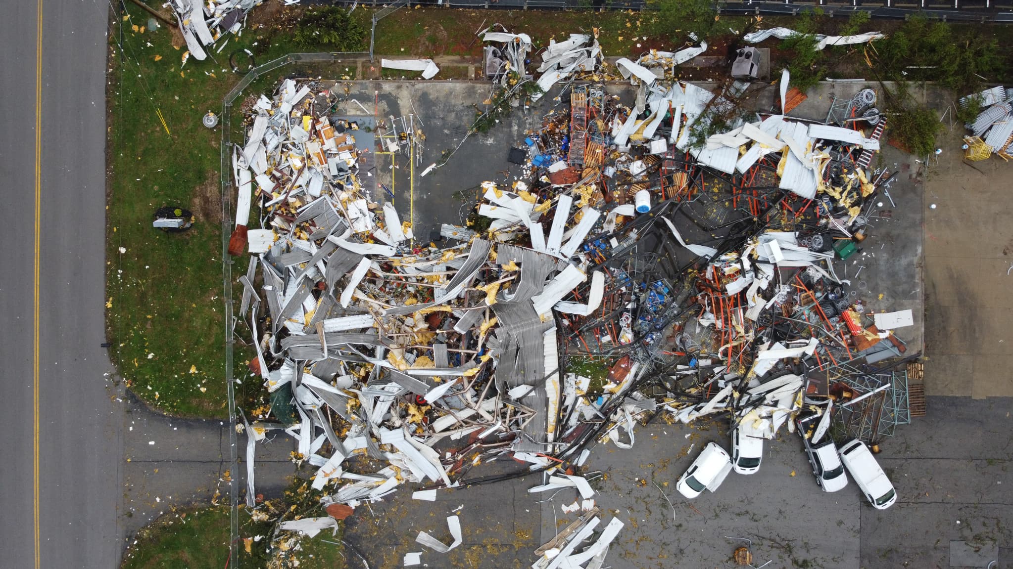 Vue aérienne des dégâts causés par une tornade à Jeffersontown, Kentucky, le 6 avril 2025. 