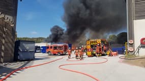 Un feu s'est déclaré à l'intérieur de l'usine Paprec ce lundi à La Seyne-sur-Mer.