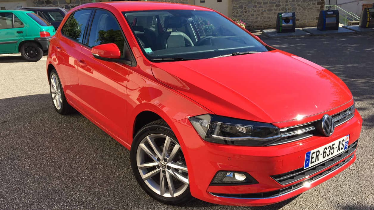 La Polo reprend les canons esthétiques de la gamme Volkswagen, avec par moment de faux aires de Golf, sa grande soeur.