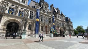 Paris: de nouvelles banderoles apposées sur l'hôtel de ville.