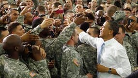 Barack Obama s'est rendu vendredi à Fort Campbell, base militaire du Kentucky, pour remercier personnellement certains membres du commando qui a tué Oussama ben Laden au Pakistan. /Photo prise le 6 mai 2011/REUTERS/Kevin Lamarque