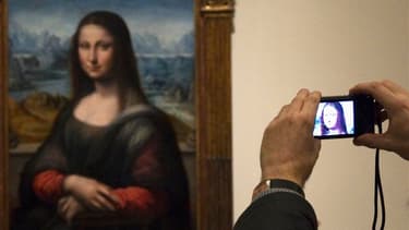 Le musée du Prado à Madrid a exposé mardi au public une copie de la Joconde qui aurait été réalisée par l'un des apprentis du maître italien, à ses côtés, dans son atelier. /Photo prise le 21 février 2012/REUTERS/Sergio Perez