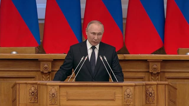 Vladimir Poutine tient un discours devant le Parlement russe à Saint-Pétersbourg, le 27 avril 2022.