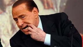 Silvio Berlusconi montrant ses dents lors d'une conférence de presse, à Rome, début février.