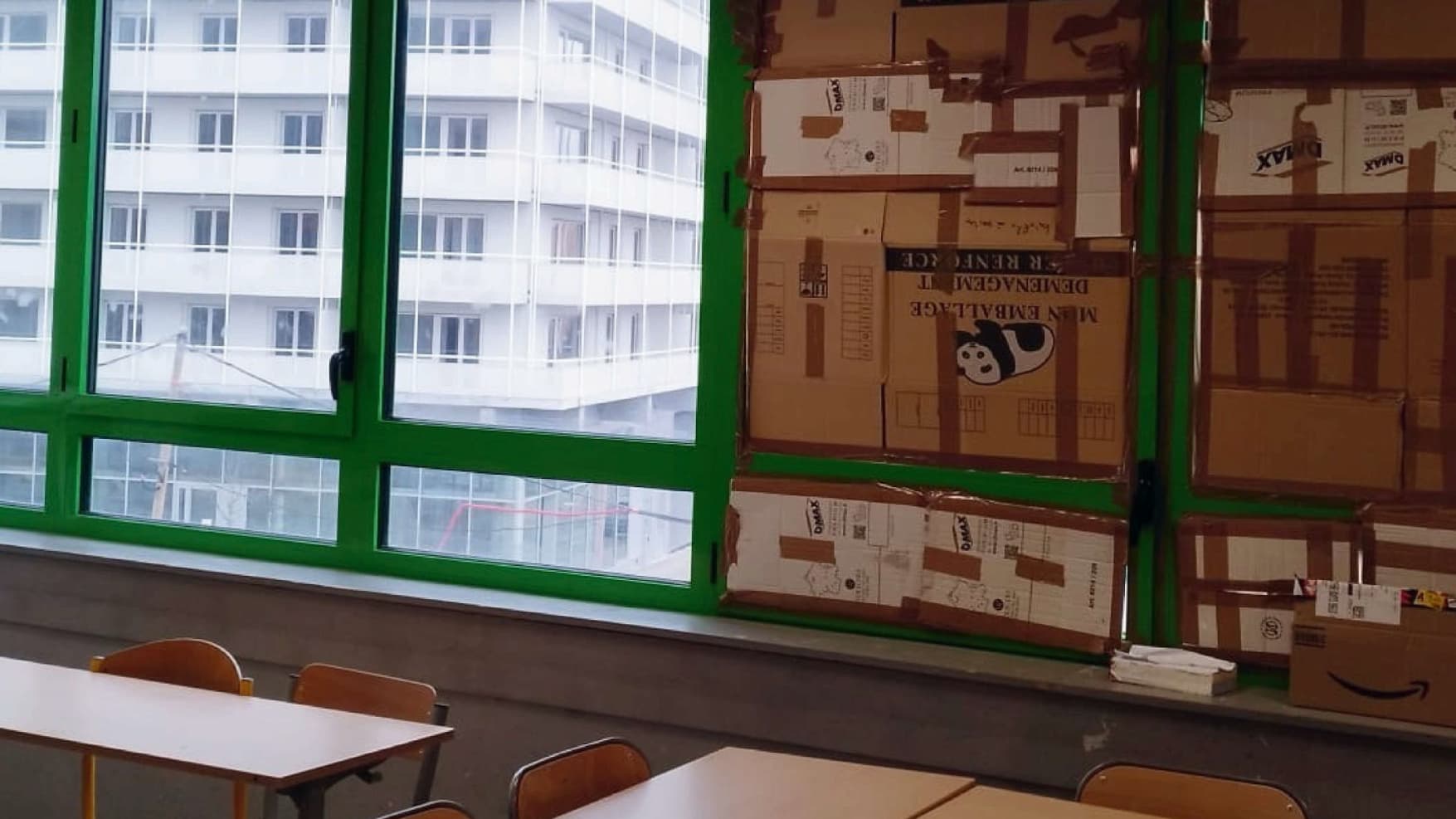 Des fenêtres manquantes au collège Dora Maar à Saint-Denis.