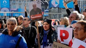 Une manifestation de soutien à Paul Watson, militant anti-chasse à la baleine de l'ONG Sea Shepherd, sur la Place de l'Hôtel de Ville à Paris, le 24 octobre 2024.