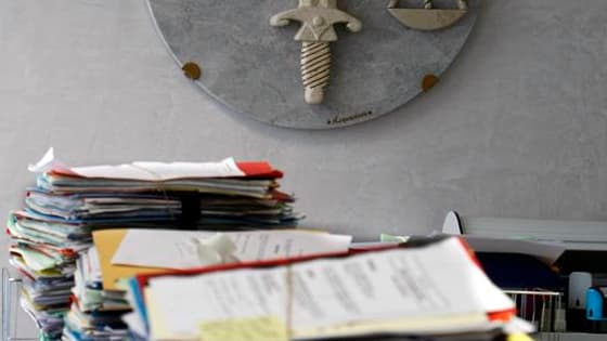 Six des sept policiers interpellés mardi dans l'agglomération lyonnaise ont été mis en examen jeudi soir pour "corruption passive". L'un d'entre eux a été placé sous mandat de dépôt et deux autres sous contrôle judiciaire. /Photo d'archives/REUTERS/Eric G