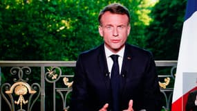 Cette capture d'écran montre le président français Emmanuel Macron s'exprimant lors d'un discours télévisé à la nation au cours duquel il a annoncé qu'il dissolvait l'Assemblée nationale, la chambre basse du Parlement français, et convoquait de nouvelles élections générales le 30 juin, à Paris le 9 juin 2024.