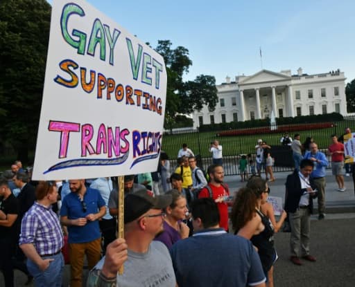 Manifestation d'anciens combattants homosexuels de l'armée américaine contre la promesse de Donald Trump d'interdire le recrutement de militaires transgenres, devant la Maison Blanche en juillet 2017