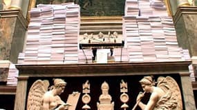 Des ramettes de papier déposés sur le bureau du président de l'Assemblée nationale Jean-Louis Debré pour symboliser les dizaines de milliers d'amendements déposés sur le projet de loi de fusion GDF-Suez, le 5 septembre 2006.