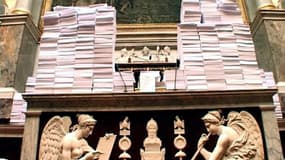 Des ramettes de papier déposés sur le bureau du président de l'Assemblée nationale Jean-Louis Debré pour symboliser les dizaines de milliers d'amendements déposés sur le projet de loi de fusion GDF-Suez, le 5 septembre 2006.