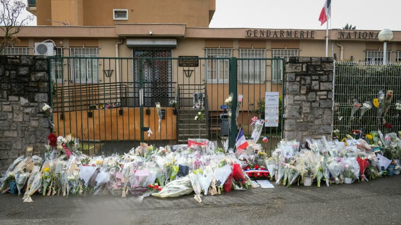 Des fleurs déposées devant la gendarmerie de Carcassonne le 25 mars 2018