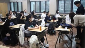 Des étudiants sud-coréens attendent de passer le College Scholastic Ability Test (CSAT), connu localement sous le nom de Suneung, dans une école de Séoul, le 16 novembre 2023.