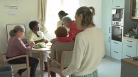 La colocation "Biens communs" destinée aux personnes atteintes d'Alzheimer, à Rueil-Malmaison (Hauts-de-Seine), en septembre 2023. 