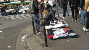Place de la Chapelle dans le 18e à Paris, les vendeurs à la sauvette s'installent sur les trottoirs.