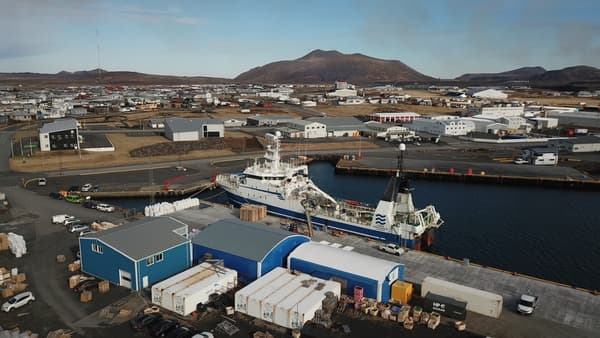 Vue de drone sur le port de Grindavik