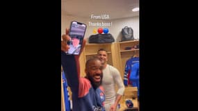 Le sourire éclatant du buteur Alexandre Lacazette, au téléphone avec le propriétaire américain de l'OL, John Textor