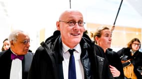Bernard Laporte entouré de ses avocats à la sortie du tribunal, le 13 décembre 2022