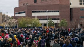 Des lycéens de Minneapolis réunis près de l'US Bank Stadium ce lundi pour protester contre les discriminations raciales.